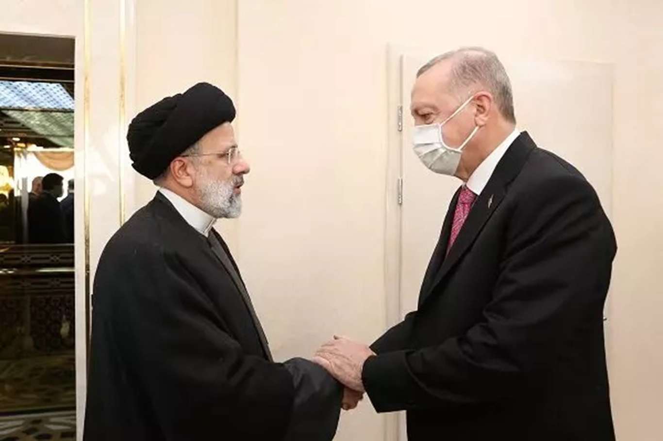 Erdoğan meets with Iranian President Raisi in Turkmenistan